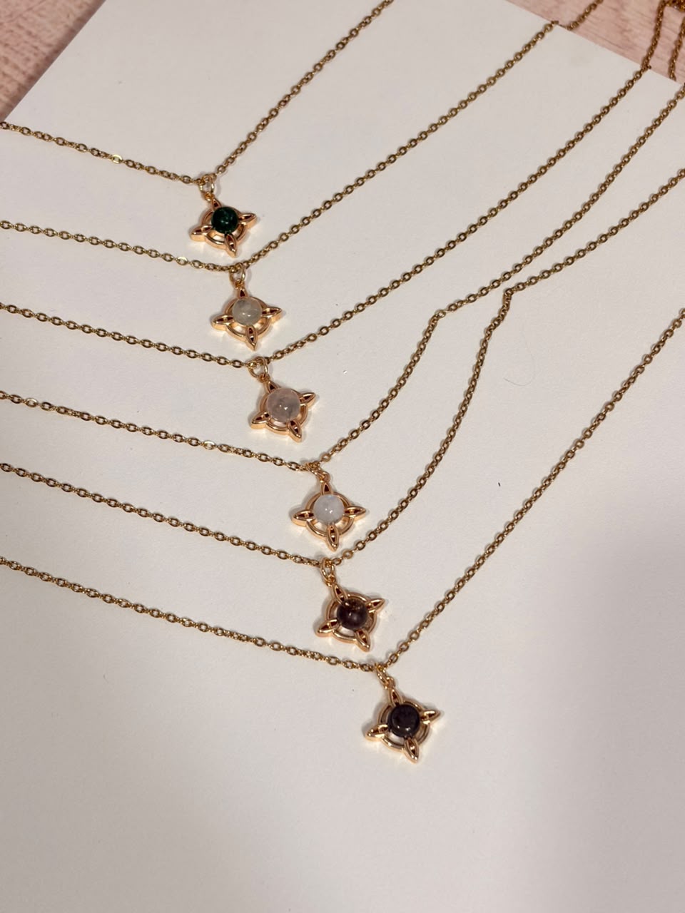 Collar Nudo de Bruja Mágico